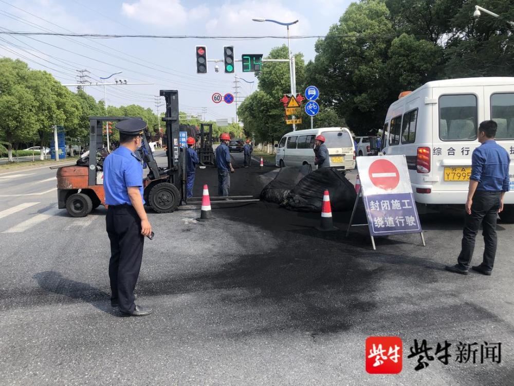 貨車裝運(yùn)不牢大量活性炭污染道路，執(zhí)法部門及時(shí)處置清理